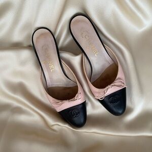 Vintage Chanel CC Pink/Black colorblock kitten heels